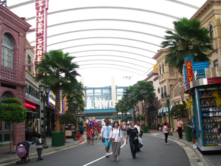 This is the glimpse of the street that you would be entering first in the Universal Studios, SIngapore. No rides in this area. You can find many merchandise stores and can watch few shows which are scheduled in prior